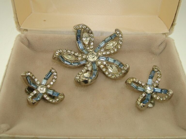 Vintage Ann Vien blue baguette and rhinestone flower pin and earrings set (1950s)