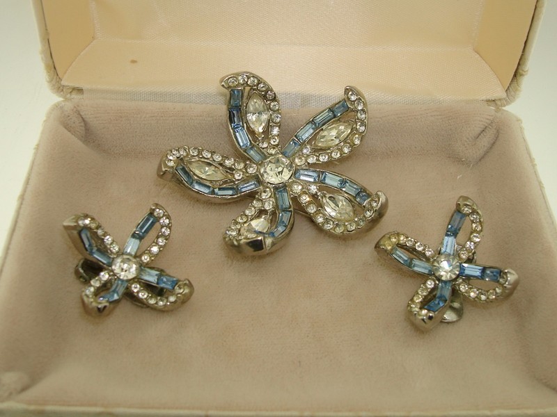 Vintage Ann Vien blue baguette and rhinestone flower pin and earrings set (1950s)