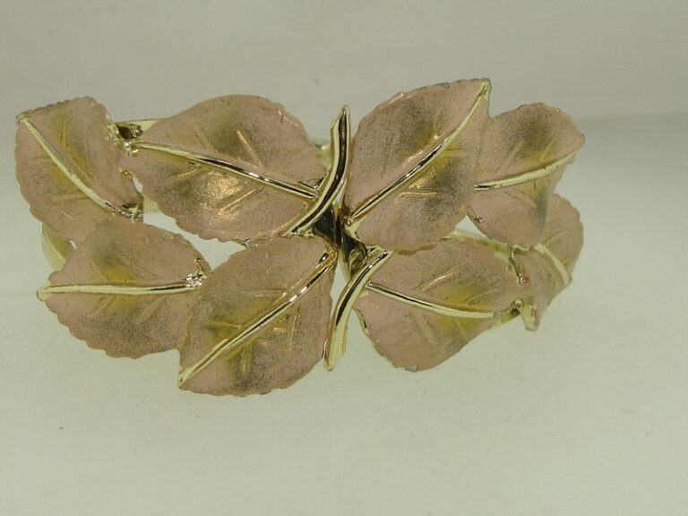 Vintage 1960s gold tone clam style enamel leaf bracelet