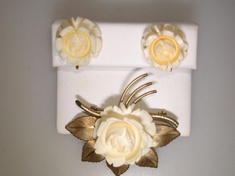 Vintage 1950s Winard gold-filled rose pin and earrings set
