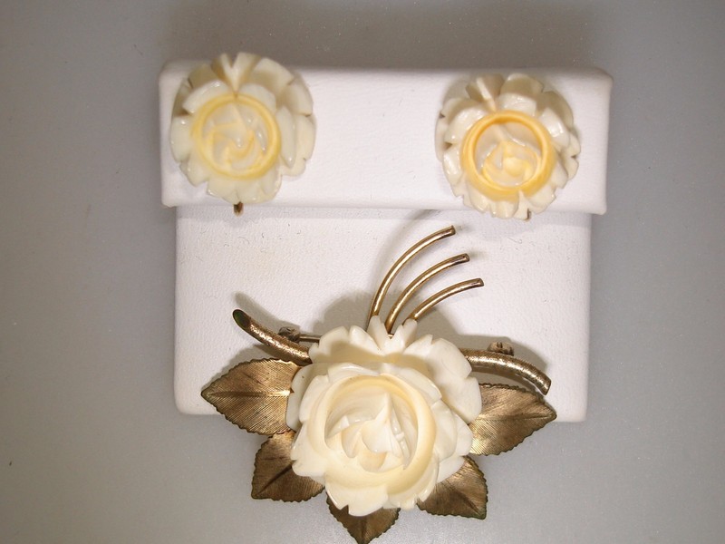 Vintage 1950s Winard gold-filled rose pin and earrings set