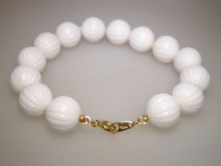 Vintage Crown Trifari White Lucite Bead Bracelet – Classic 1970s Summer Style