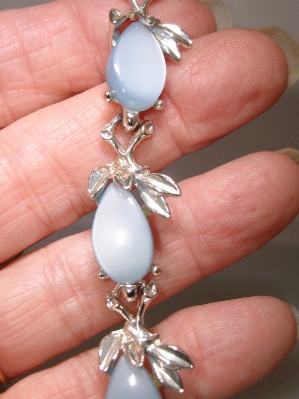 Vintage 1950s Lucite Bracelet with Pearlescent Blue Teardrop Stones