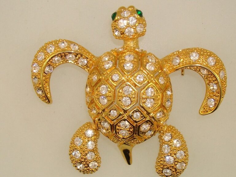 Vintage 1970s-80s gold-tone rhinestone sea turtle pin
