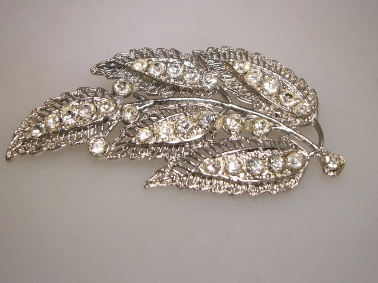 Vintage 1940s silver filigree rhinestone leaf pin