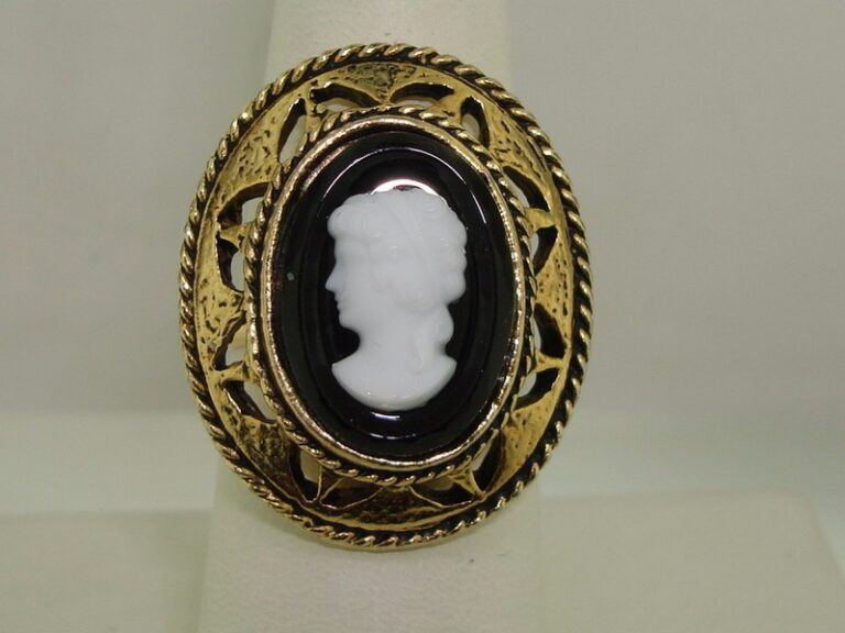 Vintage Uncas gold tone lucite cameo ring