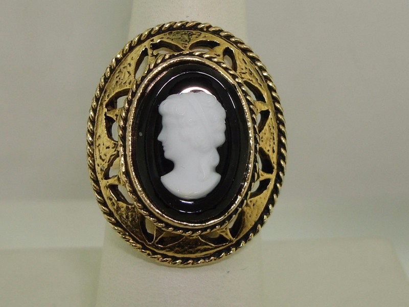 Vintage Uncas gold tone lucite cameo ring