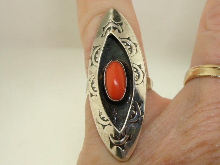 Vintage sterling silver coral ring with a unique sunrise design, size 5.5