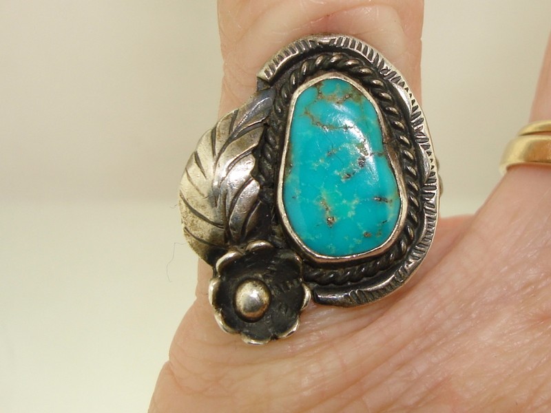 Vintage sterling silver and turquoise ring with split shank and openwork design, size 5 1/2
