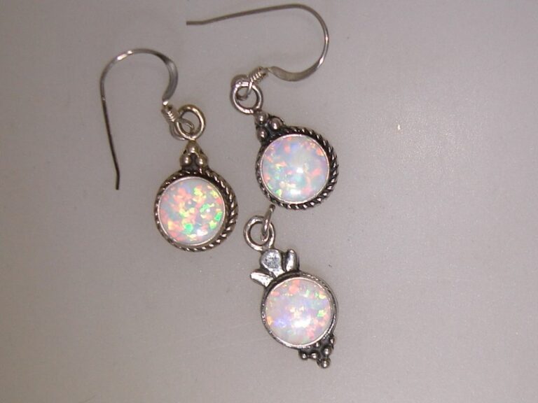 Fiery opal pendant and earrings set in sterling silver (925)
