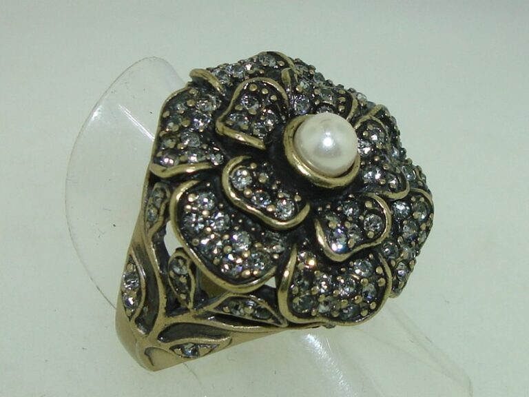 Vintage Heidi Daus floral ring with sparkling CZ and faux pearl
