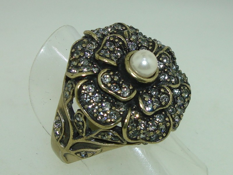 Vintage Heidi Daus floral ring with sparkling CZ and faux pearl