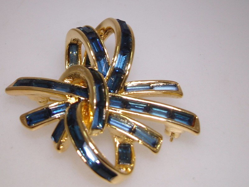 Vintage gold tone blue rhinestone ribbon pin