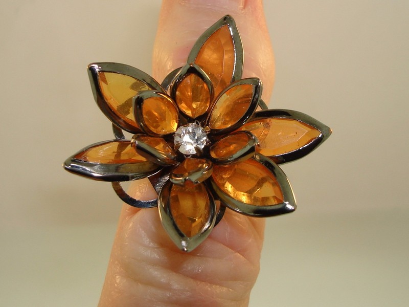 Vintage 70s-80s plastic flower ring with rhinestone