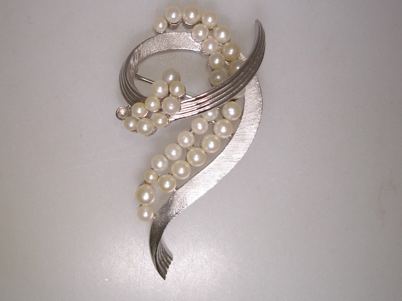 Vintage Trifari crown pin brooch with creamy faux pearls and silver tone