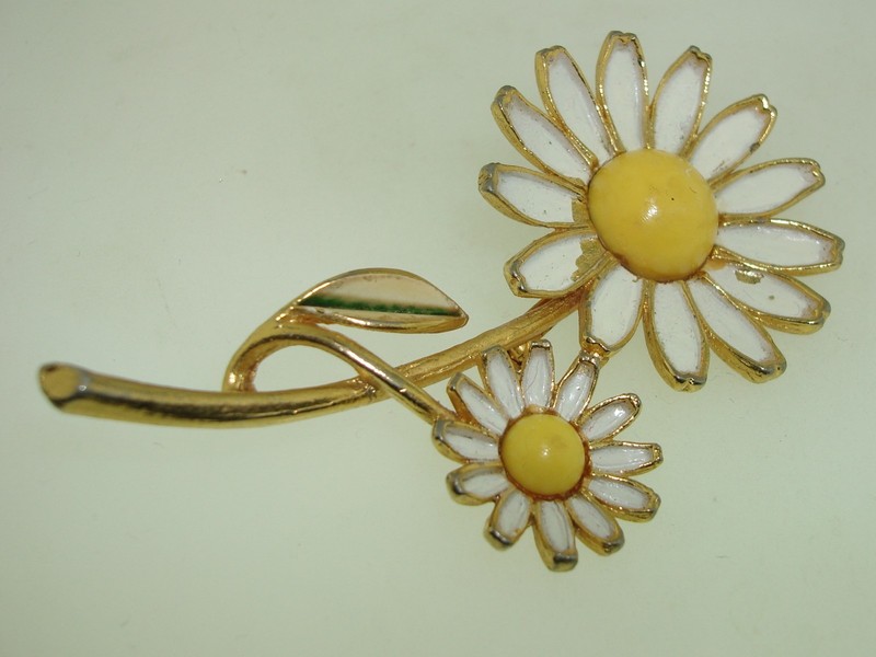 Vintage WEISS white enamel and yellow lucite daisy pin, 1950s-60s
