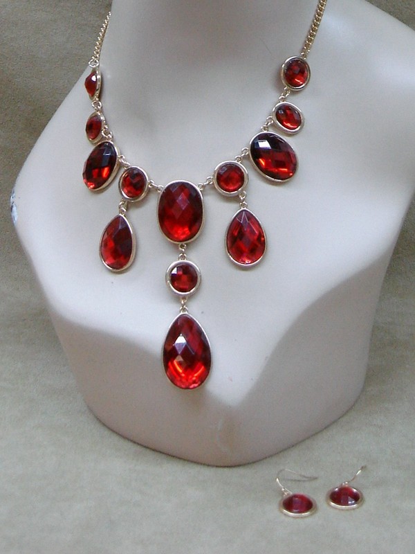 Red glass faceted bib necklace and earrings set in gold tone