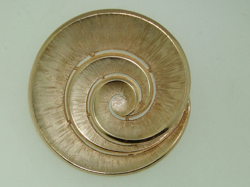 Vintage Crown Trifari brushed gold swirl brooch pin