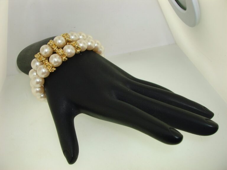 Vintage 1980s Richelieu cream faux pearl bracelet with gold-tone accents and seashells