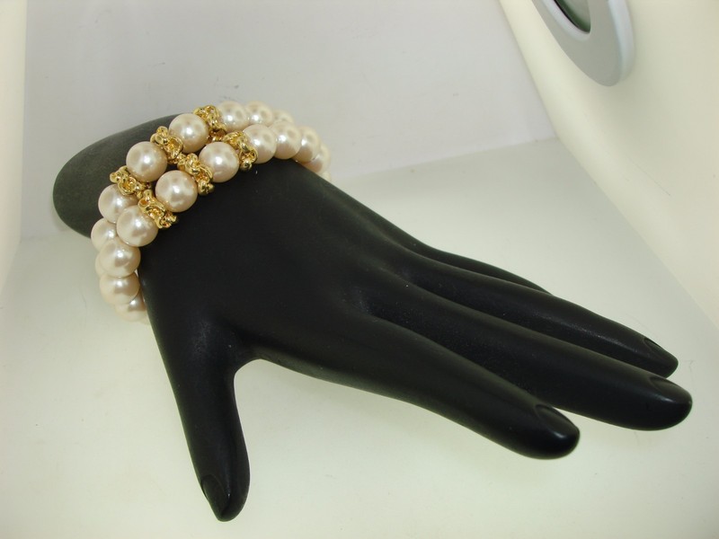 Vintage 1980s Richelieu cream faux pearl bracelet with gold-tone accents and seashells