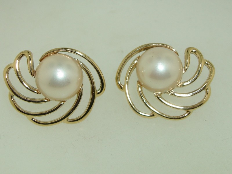 Vintage Crown Trifari gold-tone faux pearl clip-on earrings