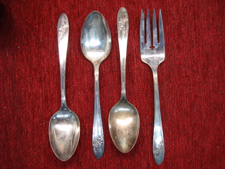 Oneida Community Tudor Plate Queen Bess II 4-piece set including teaspoons and salad fork