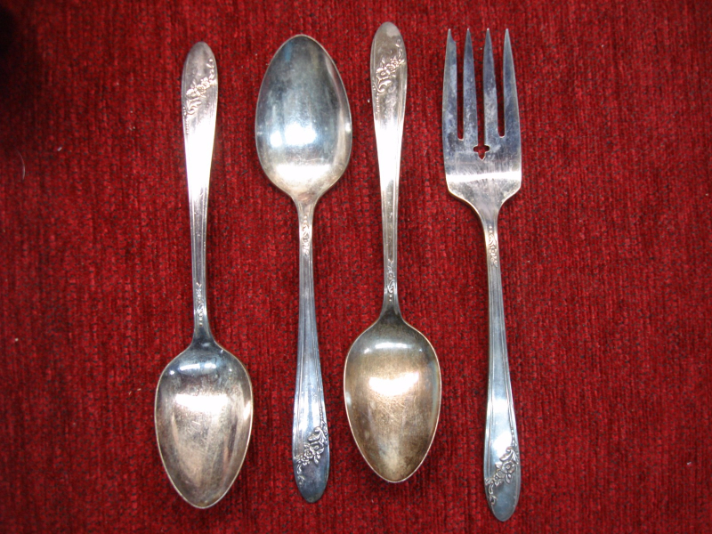 Oneida Community Tudor Plate Queen Bess II 4-piece set including teaspoons and salad fork
