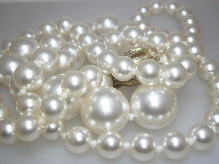 Vintage 1960s graduated faux pearl necklace with milk glass accents