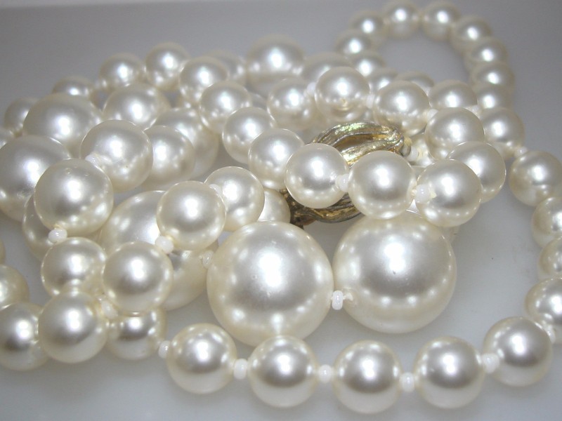 Vintage 1960s graduated faux pearl necklace with milk glass accents