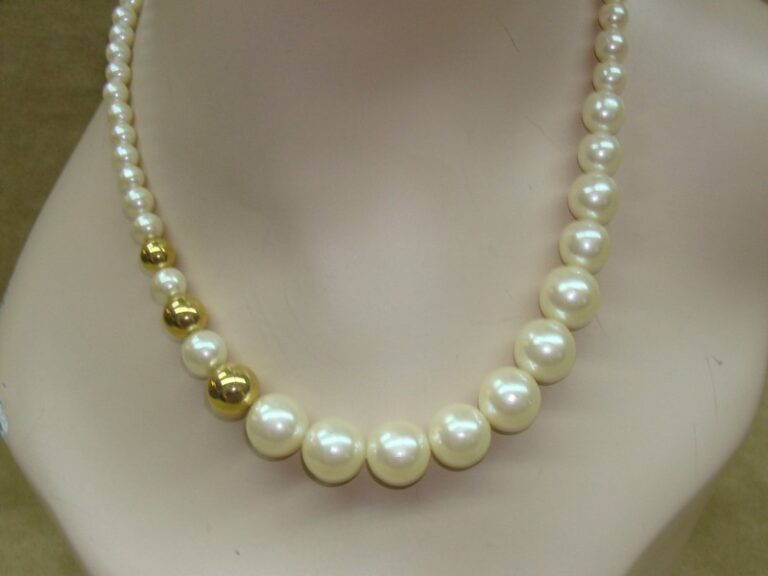 Vintage 1960s Marvella cream faux pearl and gold necklace