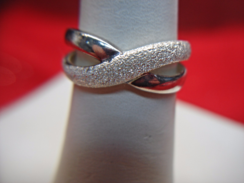 Sterling silver ring with X motif and stippling detail, size 8 3/4
