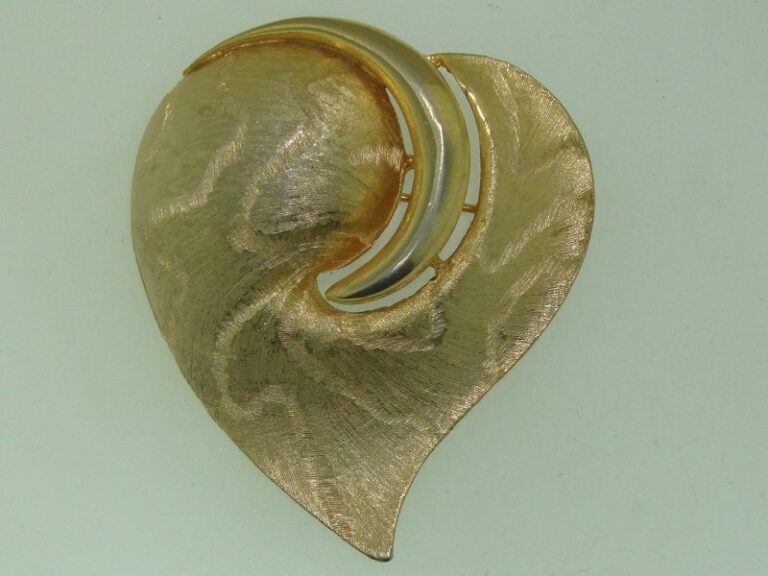 Vintage 1970s Jonette J.J. Gold Tone Leaf Pin