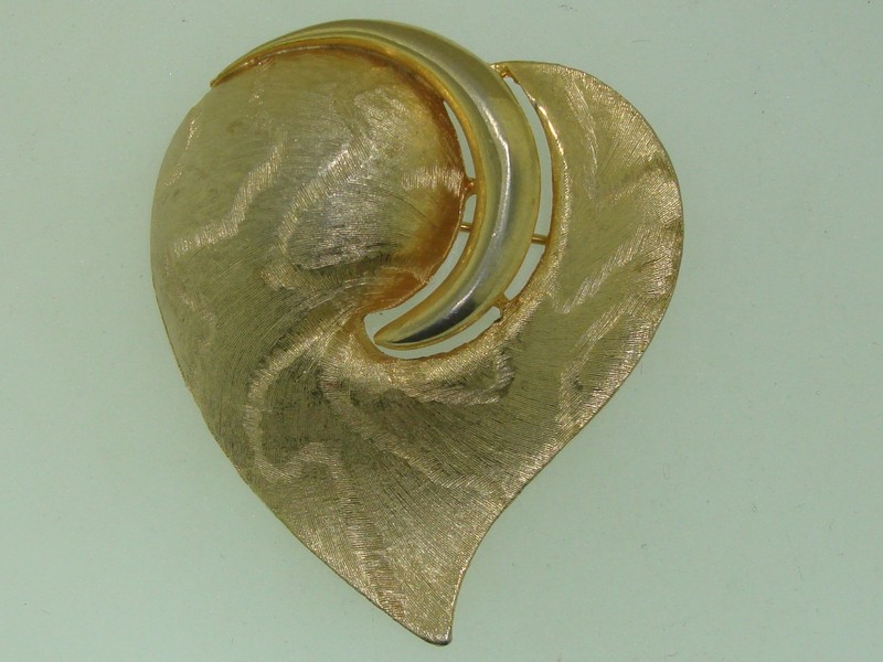 Vintage 1970s Jonette J.J. Gold Tone Leaf Pin