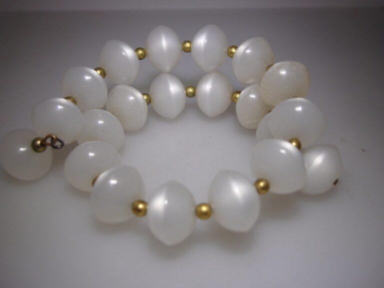 Vintage 1960s Moonlight Pearl Lucite Bead Wrap Bracelet