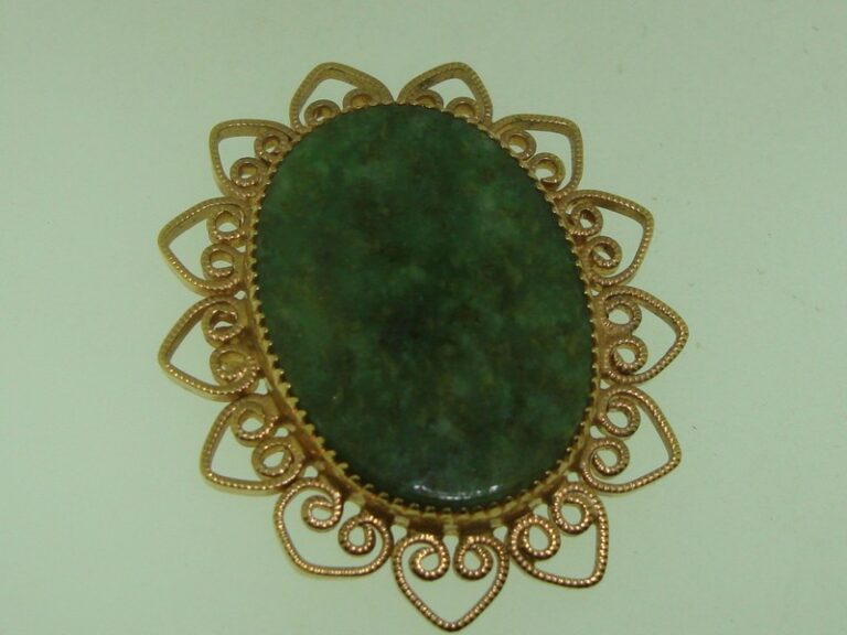 Vintage gold-filled filigree pin/pendant with green jade cabochon (1960s-70s)