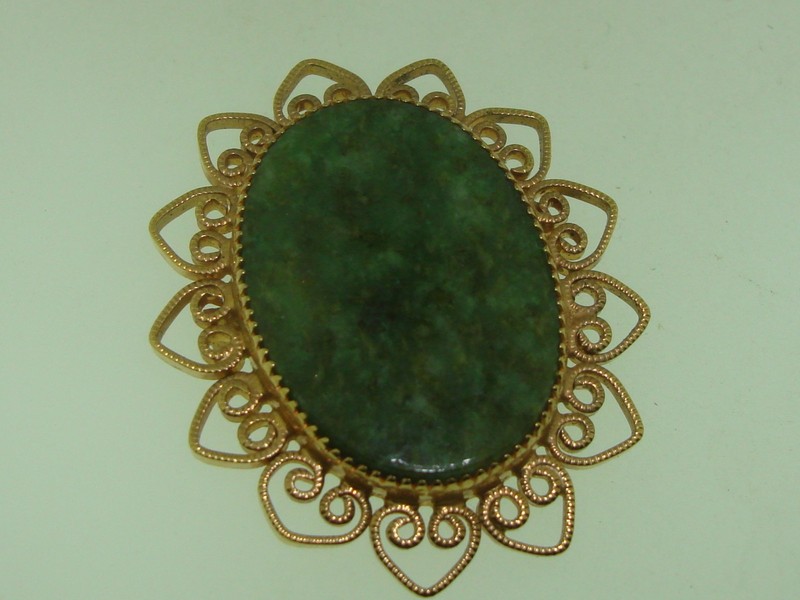 Vintage gold-filled filigree pin/pendant with green jade cabochon (1960s-70s)