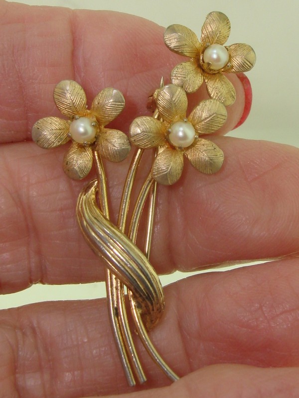 Vintage 1960s gold-filled pearl flower pin
