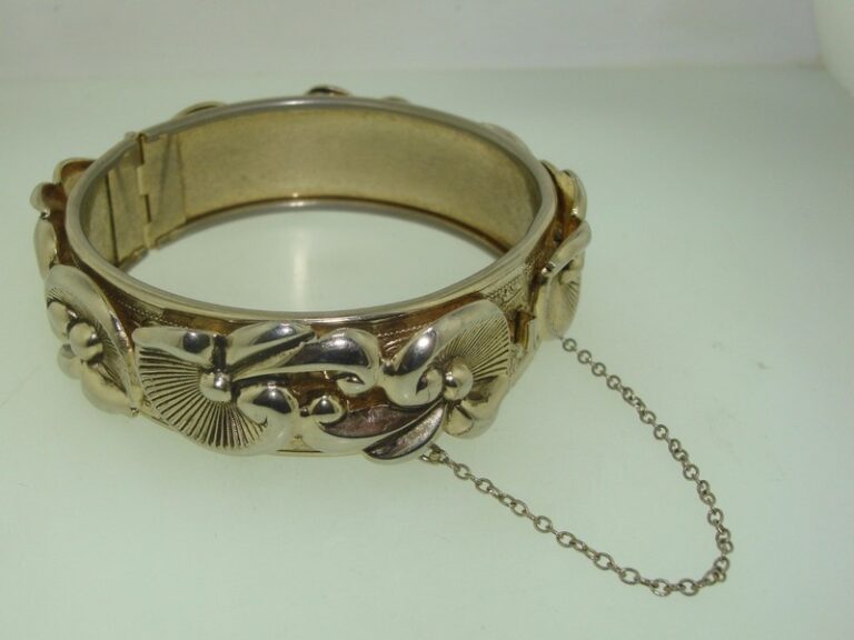 Vintage gold-tone shell and swirl hinged bangle bracelet, 7 inches
