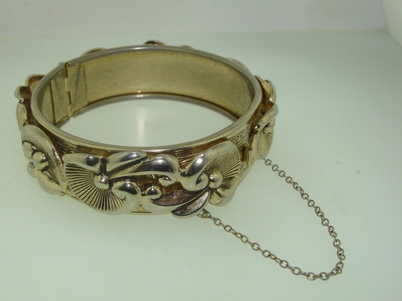 Vintage gold-tone shell and swirl hinged bangle bracelet, 7 inches