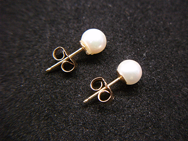 Creamy 5.5mm cultured pearl earrings in 14K yellow gold