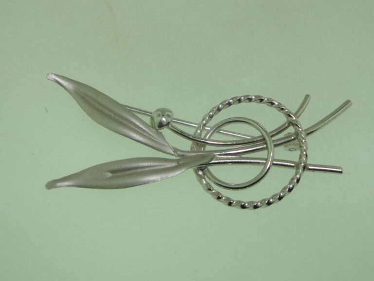 Vintage 1960s C. Reis Co. white gold filled leaf pin