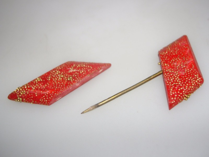 1940s red lucite and gold hat scarf pin