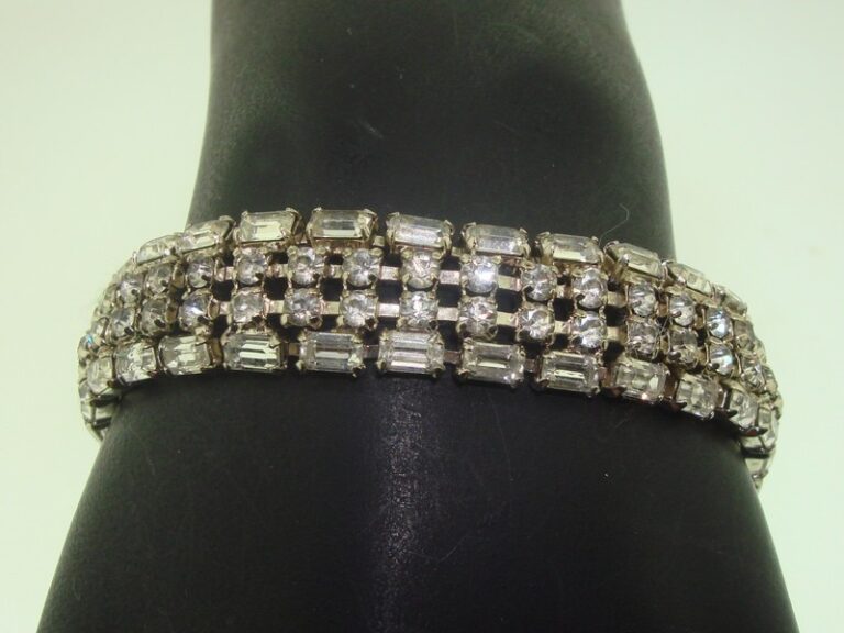 Vintage 1950s rhinestone bracelet with foiled baguette and round stones