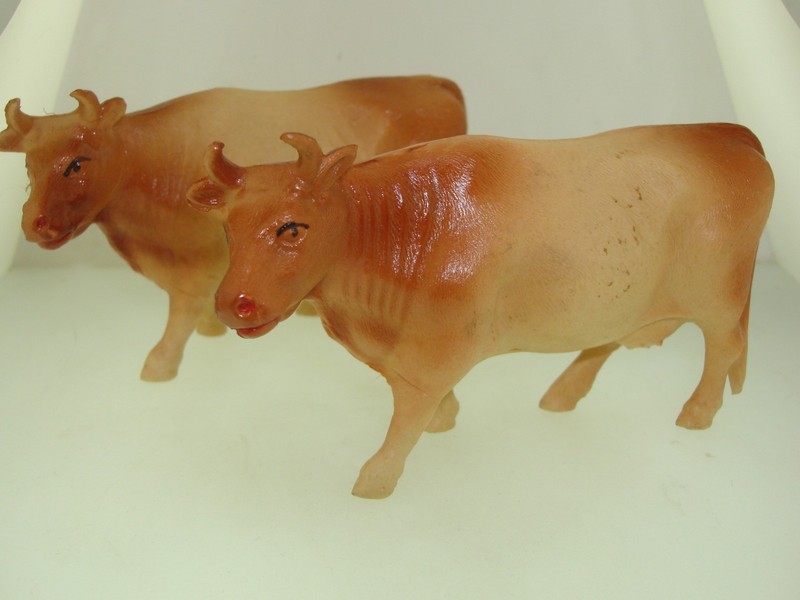 Pair of antique Visculoid Co. celluloid cows, early 1900s, mint condition