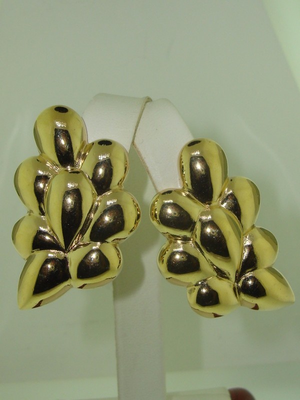 Vintage 1980s Trifari puffy gold tone earrings