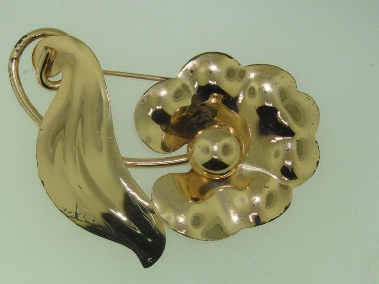 Vintage 1940s Napier gold plated sterling silver flower brooch pin