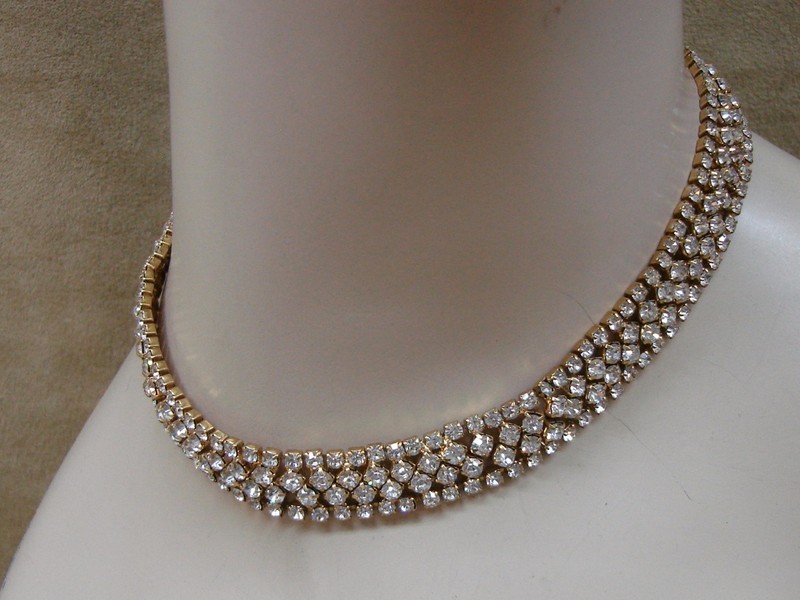 Sparkling rhinestone choker necklace with four rows of foiled stones