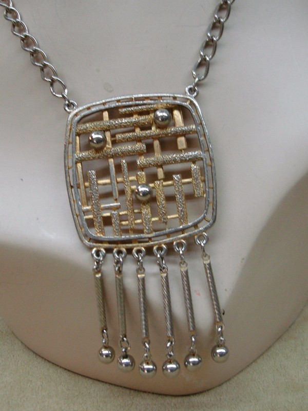 Signed Lisner 1960s Mod Pendant Necklace