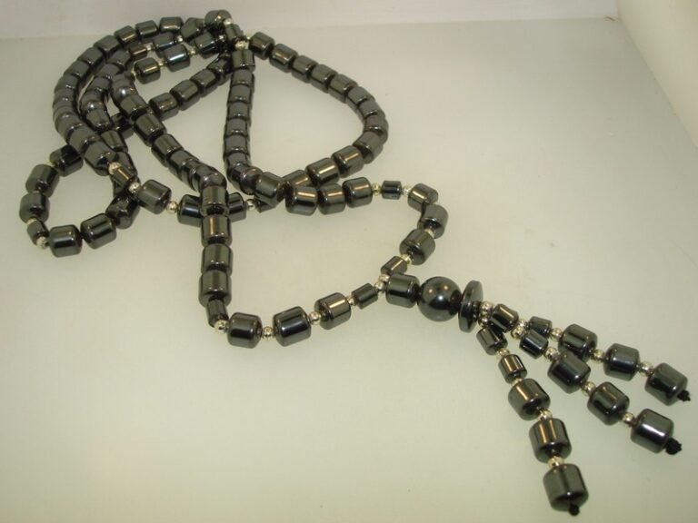 Vintage 1970s-80s graduated hematite and silver lariet necklace