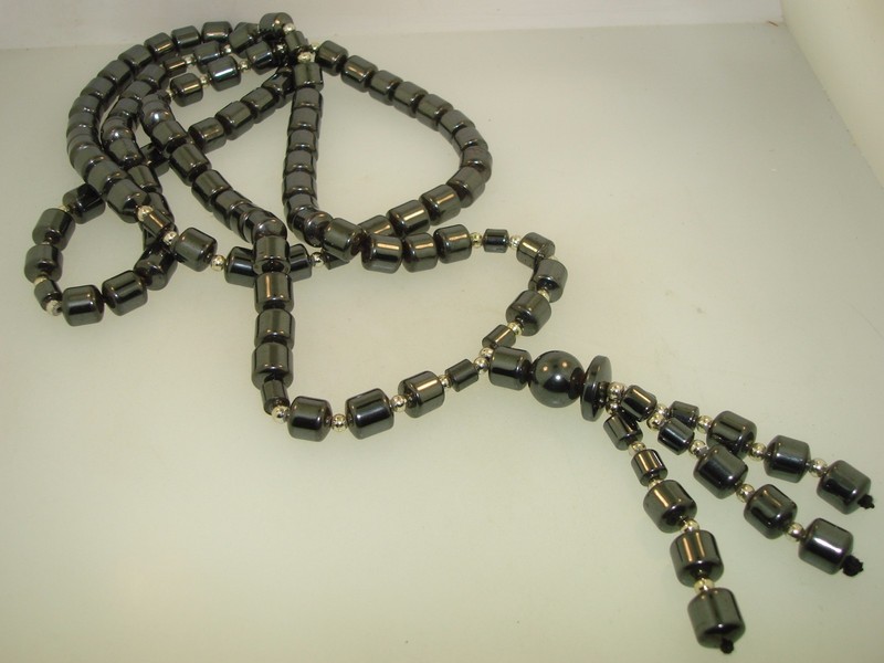 Vintage 1970s-80s graduated hematite and silver lariet necklace